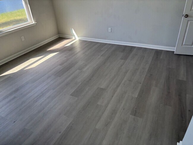 Building Photo - 4 Bedroom 3 Full Bath House in Convenient Location