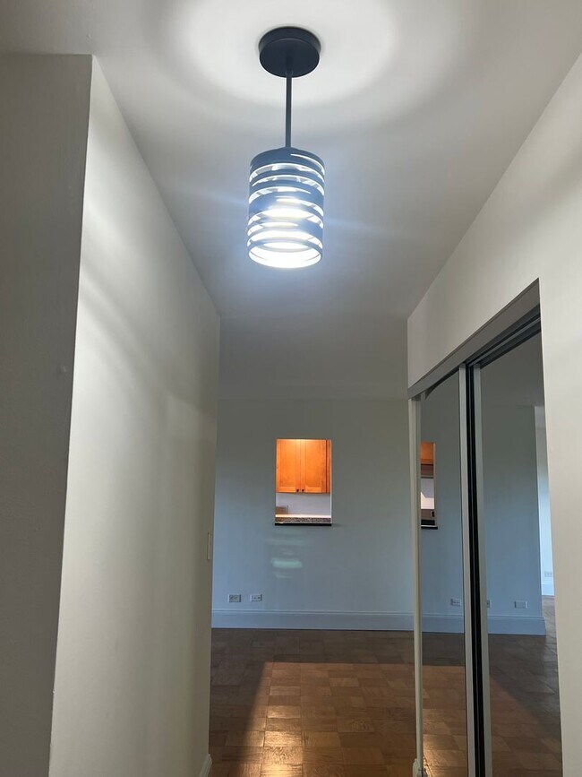 Building Photo - Downtown Condo