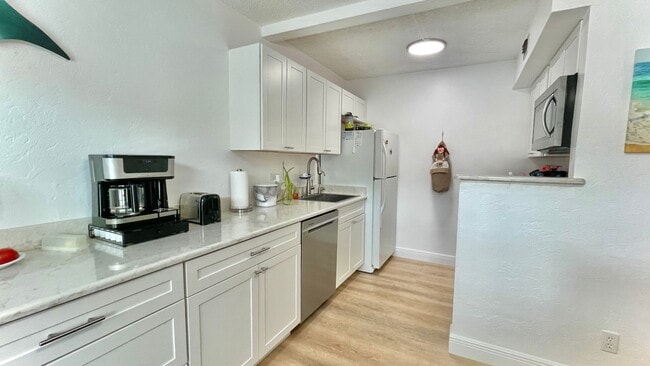 Building Photo - Available Mid October 2025 Fully Furnished Turn Key 2 BR 2 BA inc Utilities Heart of Downtown Ver...