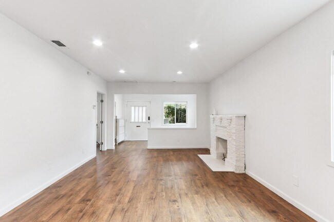 Building Photo - 218 W 87th St