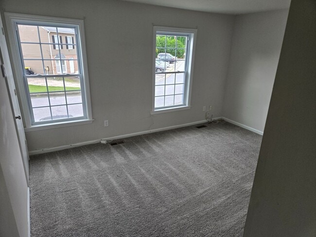 Building Photo - 3 bedroom, 1.5 bath townhome in Newark