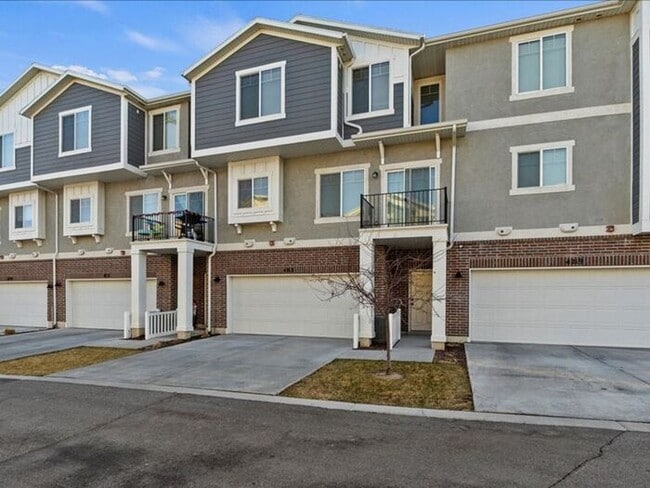 Building Photo - RIVERTON 3 BED, 2.5 BATH TOWNHOME
