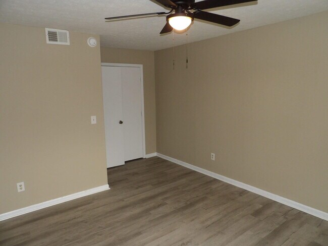 Building Photo - 140 Landings Dr