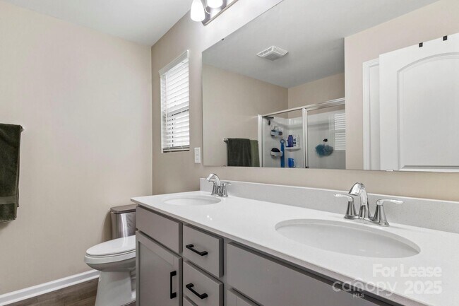 Building Photo - 467 Switch St