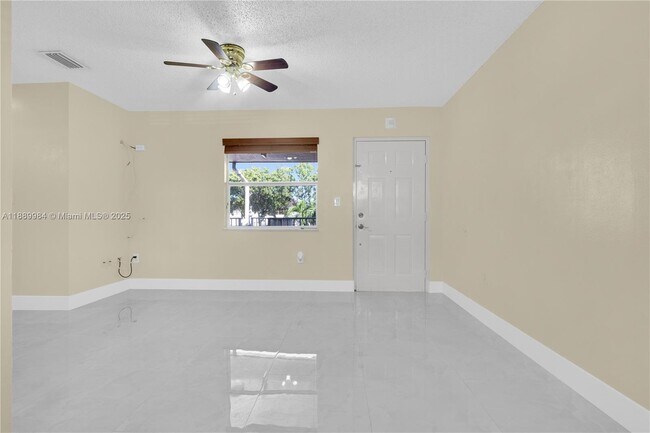 Building Photo - 2560 W 60th St