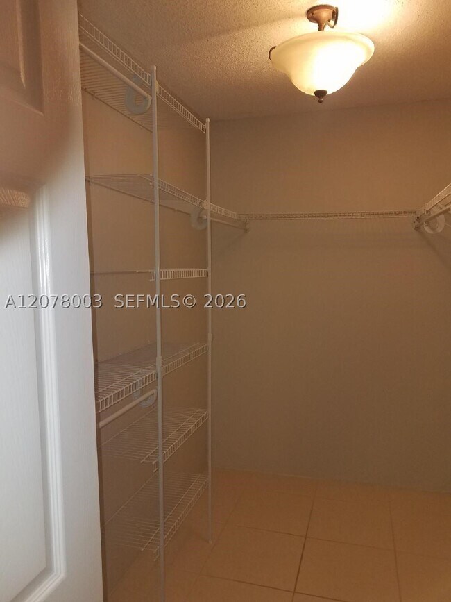 Building Photo - 220 Lakeview Dr