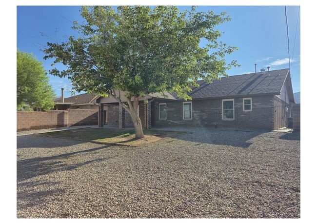 Building Photo - Spacious 3 bed/2 bath home in desired neig...