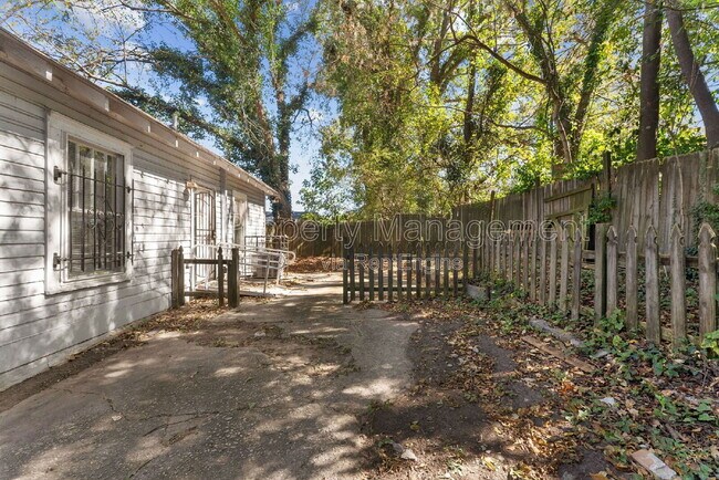 Building Photo - 896 Spencer St NW