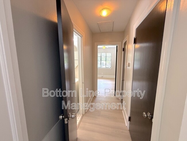 Building Photo - 1720 Garden Terrace