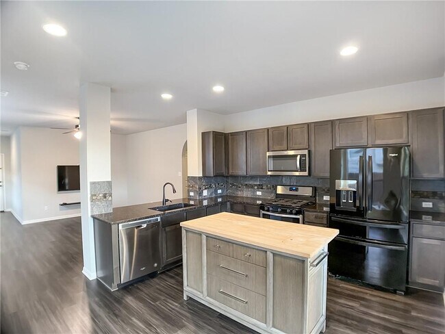 Building Photo - 308 S Brook Dr