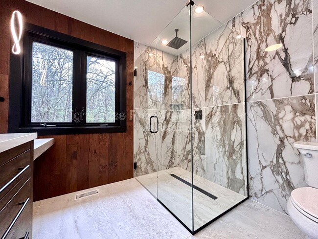 Building Photo - 1505 N Green Creek Rd