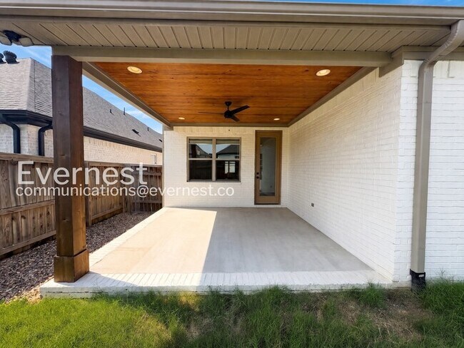 Building Photo - 3 Bed, 2 Bath Home with Fenced Yard & Garage / Available Now!