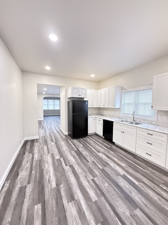 Building Photo - 629 Main St