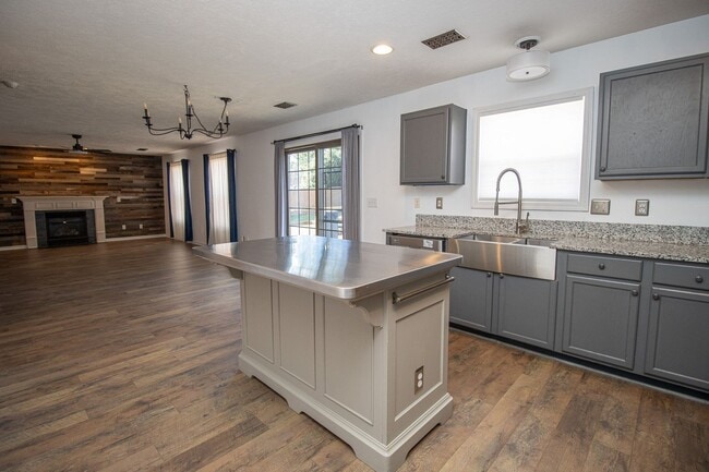 Building Photo - Beautiful 3BR/2.5BA Home with Fenced Yard, Granite Kitchen & Neighborhood Pool