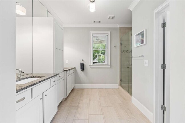 Building Photo - 355 6th St NE