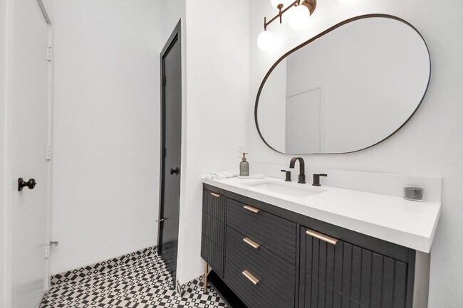 Building Photo - 1014 Montrose Blvd