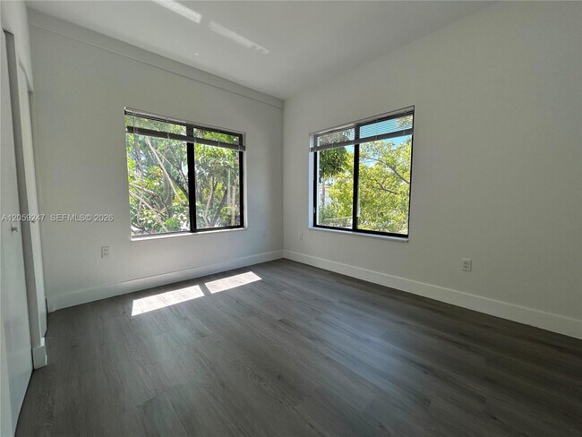 Building Photo - 638 SW 21st Ave