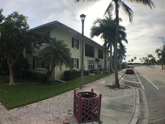 Building Photo - 102 N Lakeside Dr