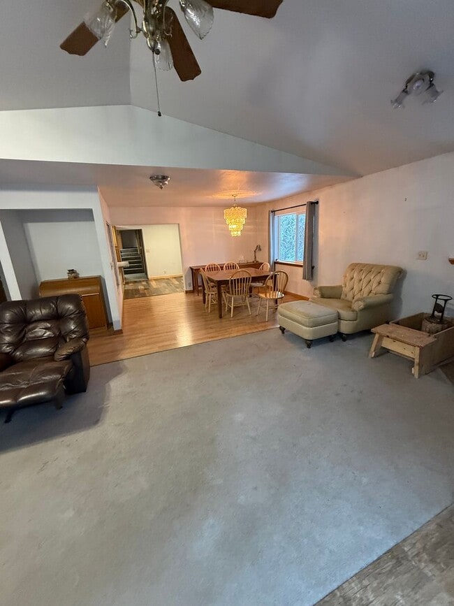 Building Photo - Spacious 3-Bedroom, 2-Bath Home, 2 Car Garage, Just Outside of Town – Pets Welcome!