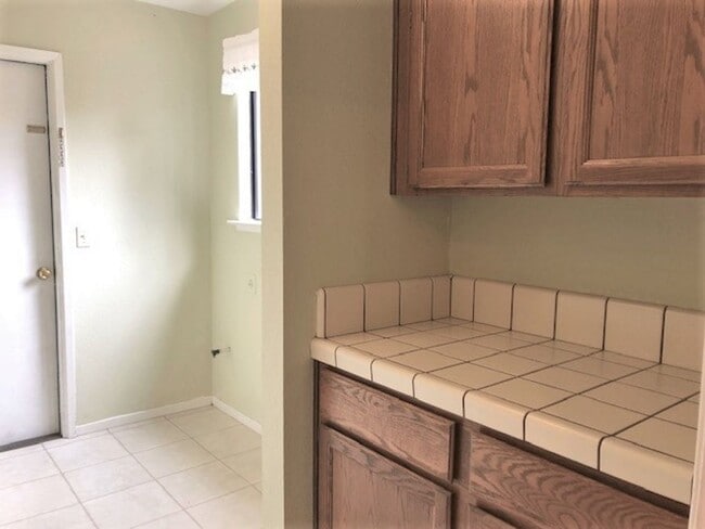 Building Photo - Great Neighborhood - 3 bedroom house with ...