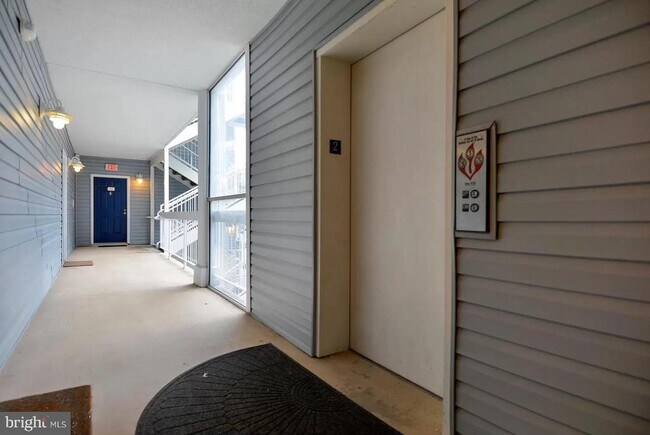 Building Photo - 3178 Summit Square Dr