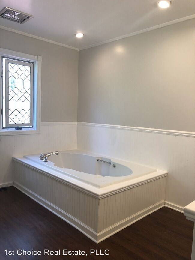 Building Photo - 2 br, 1 bath House - 10601 Riverside Drive