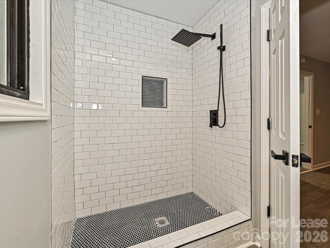 Building Photo - 633 Pennwood Ln