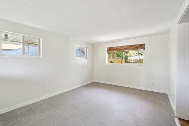 Building Photo - 4 Bedroom 2 Bath Home
