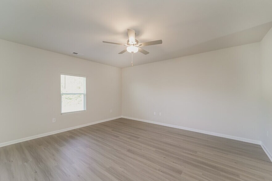 Building Photo - 6405 Lowe Ln