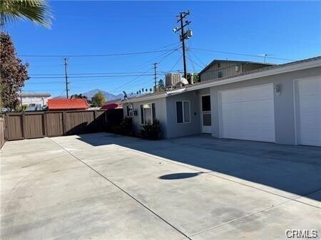 Building Photo - 325 La Paloma St