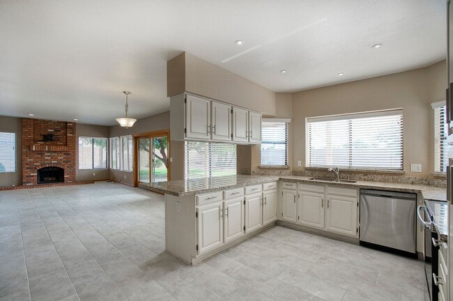 Building Photo - Spacious Tempe 4 bedroom