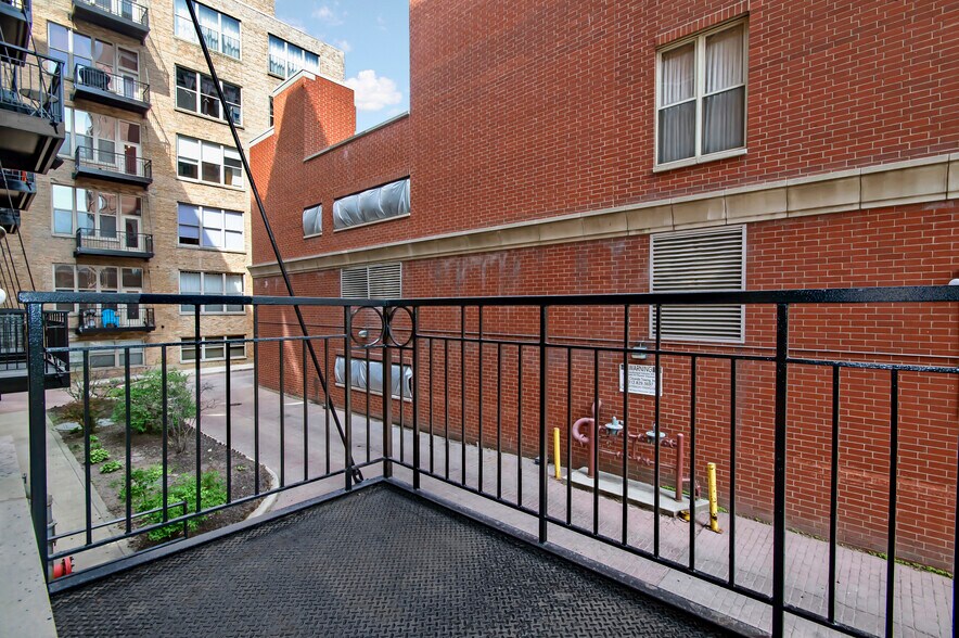 Building Photo - 1500 W Monroe St