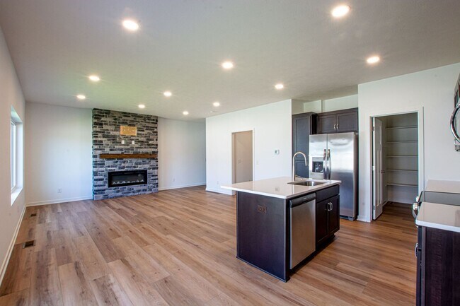 Primary Photo - 14802-14804 Willow Street