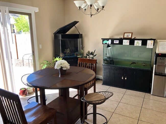 Building Photo - Great Gated Community Near Strip !!!!