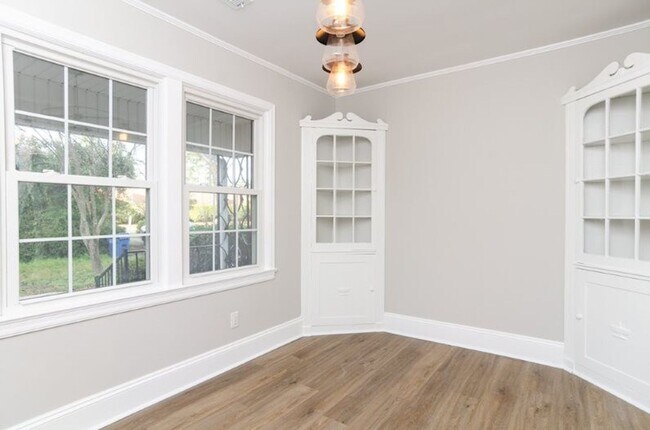 Building Photo - 229 Lullwater Dr