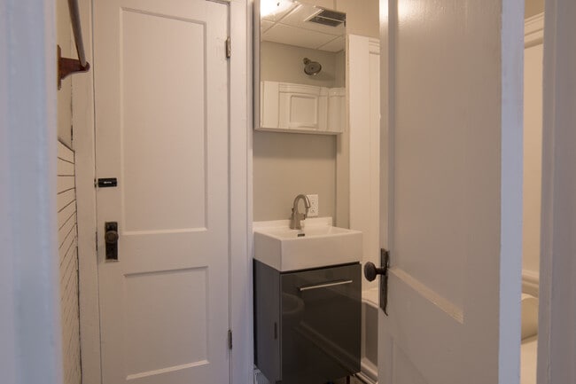 Building Photo - Three Bedroom Two Bathroom House For Rent