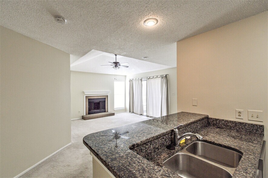 Building Photo - 18865 Vineyard Point Ln