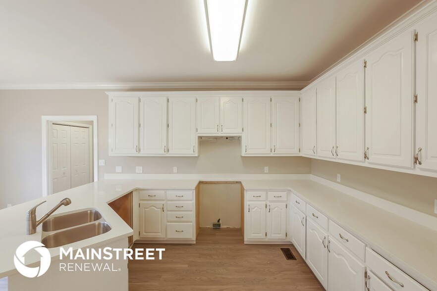 Building Photo - 100 Carriage Chase