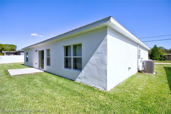 Building Photo - 827 Renault Ave