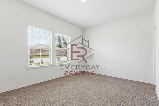 Building Photo - 4 bedroom 3 bath