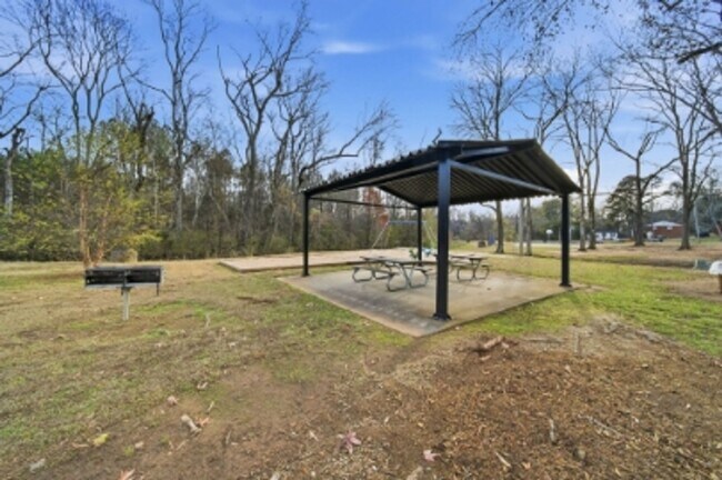 Building Photo - 3 Bedroom 1 Bath Home - Recently Refreshed