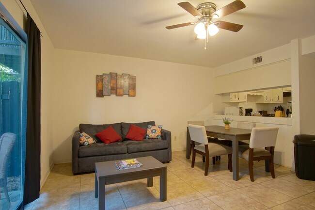 Building Photo - 2 bed 1.5 bath Townhome in West Pensacola~...