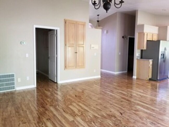 Building Photo - Beautiful Bloomington Hills Home