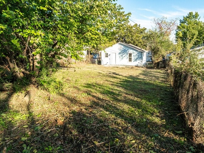 Building Photo - Freshly Updated 2 Bedroom House