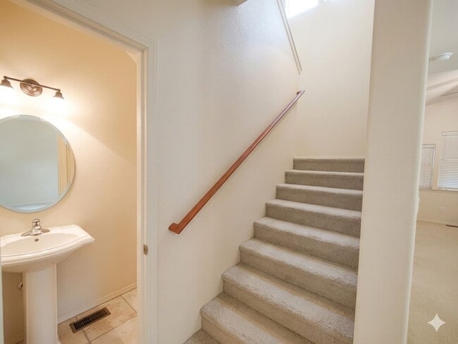 Building Photo - Beautiful 2x2.5 townhouse in NW Crossing!