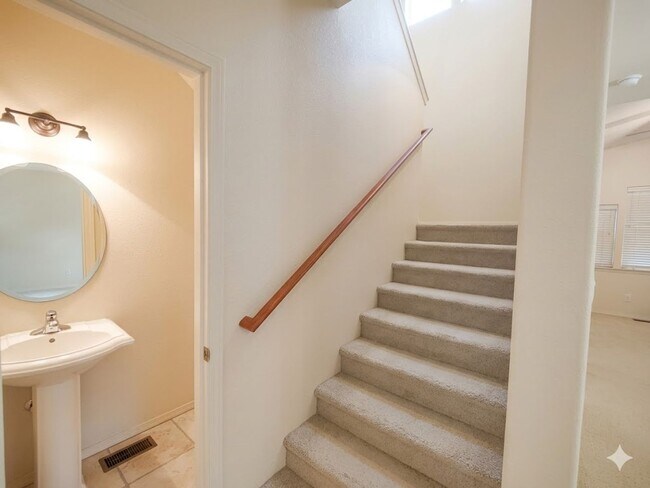 Building Photo - Beautiful 2x2.5 townhouse in NW Crossing! New hickory flooring coming soon!