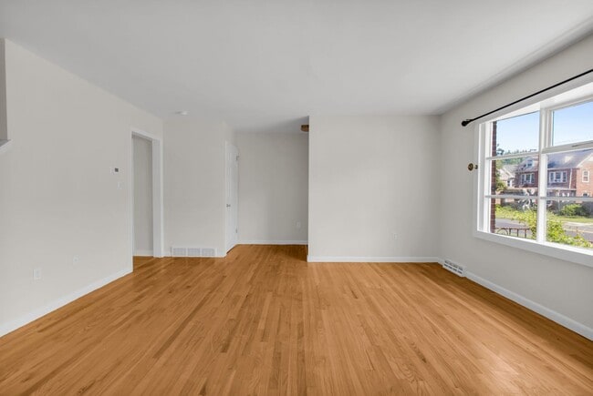 Building Photo - Spacious 4-Bedroom, 2.5-Bath Home – West E...