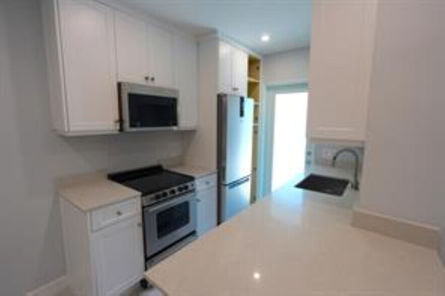 Building Photo - 631 NE 17th Way