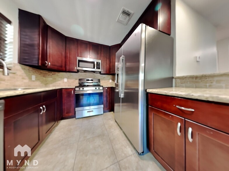 Building Photo - 102 Summer Crest Cir