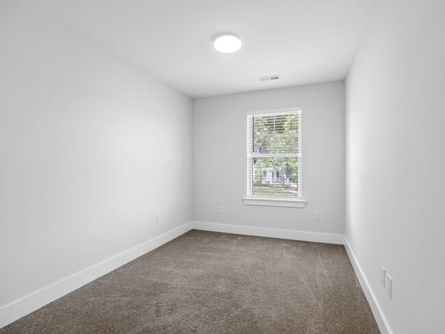 Building Photo - 3 Bed, 2.5 Bath - Lucky Penny End Unit
